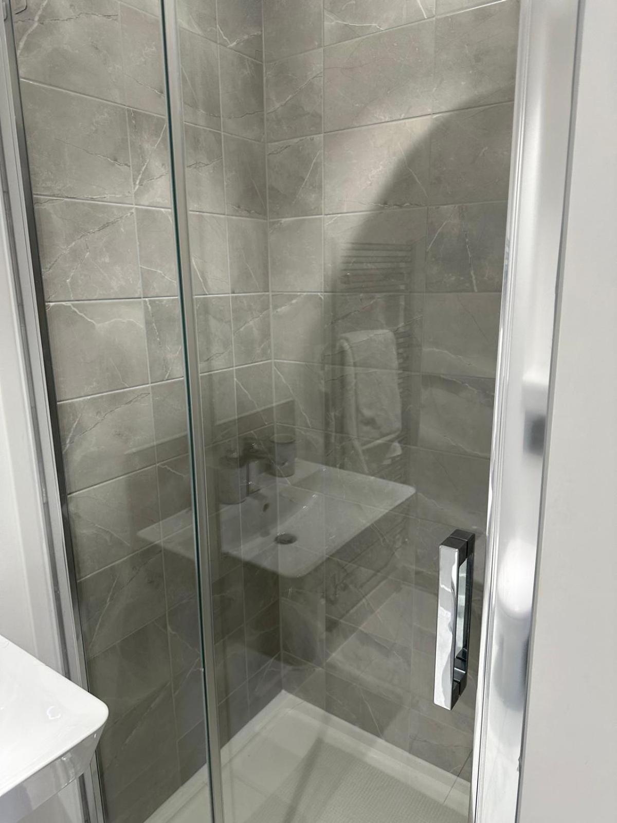 Lush King Ensuite In A Shared Home مانشستر المظهر الخارجي الصورة