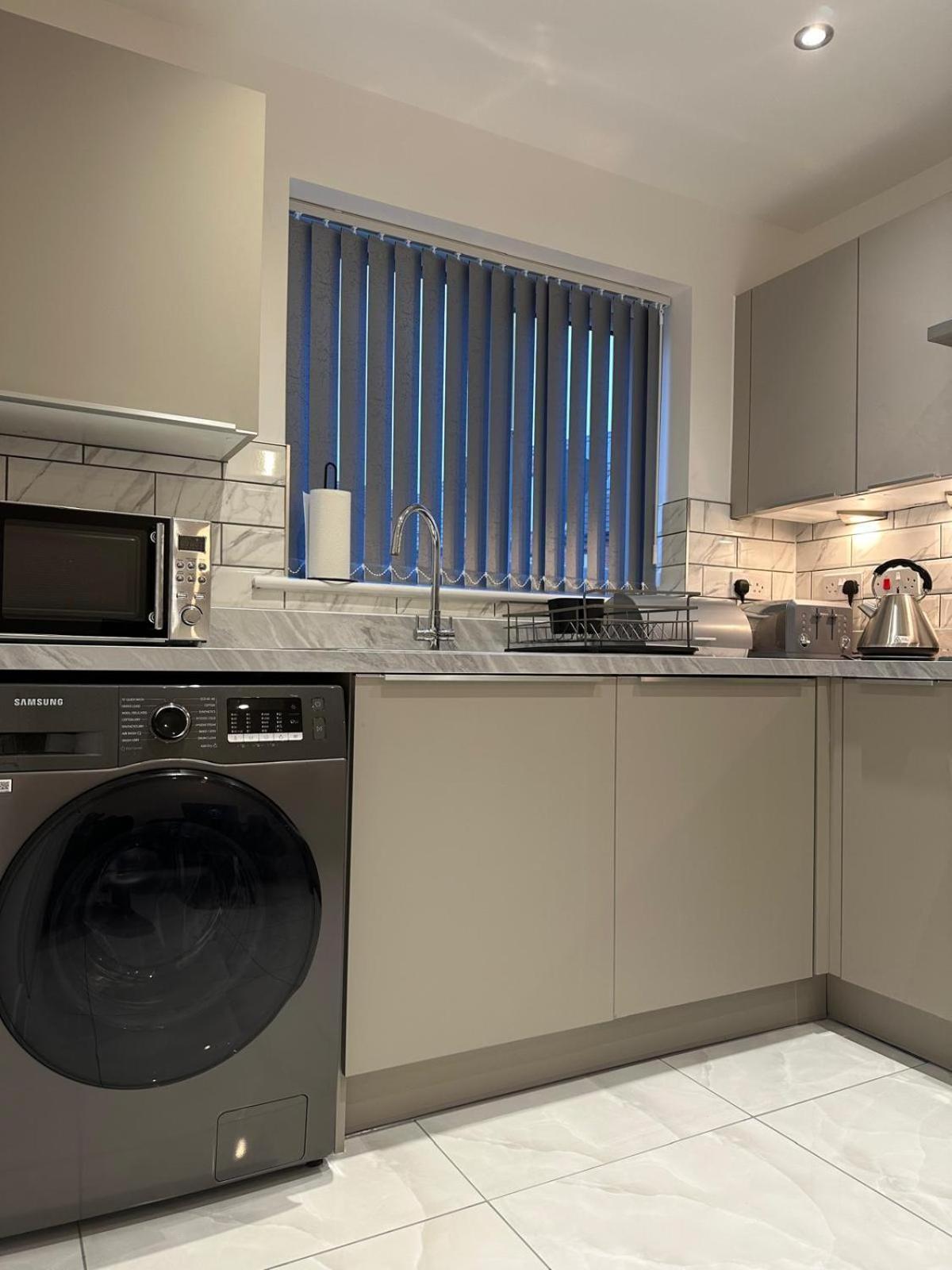 Lush King Ensuite In A Shared Home مانشستر المظهر الخارجي الصورة