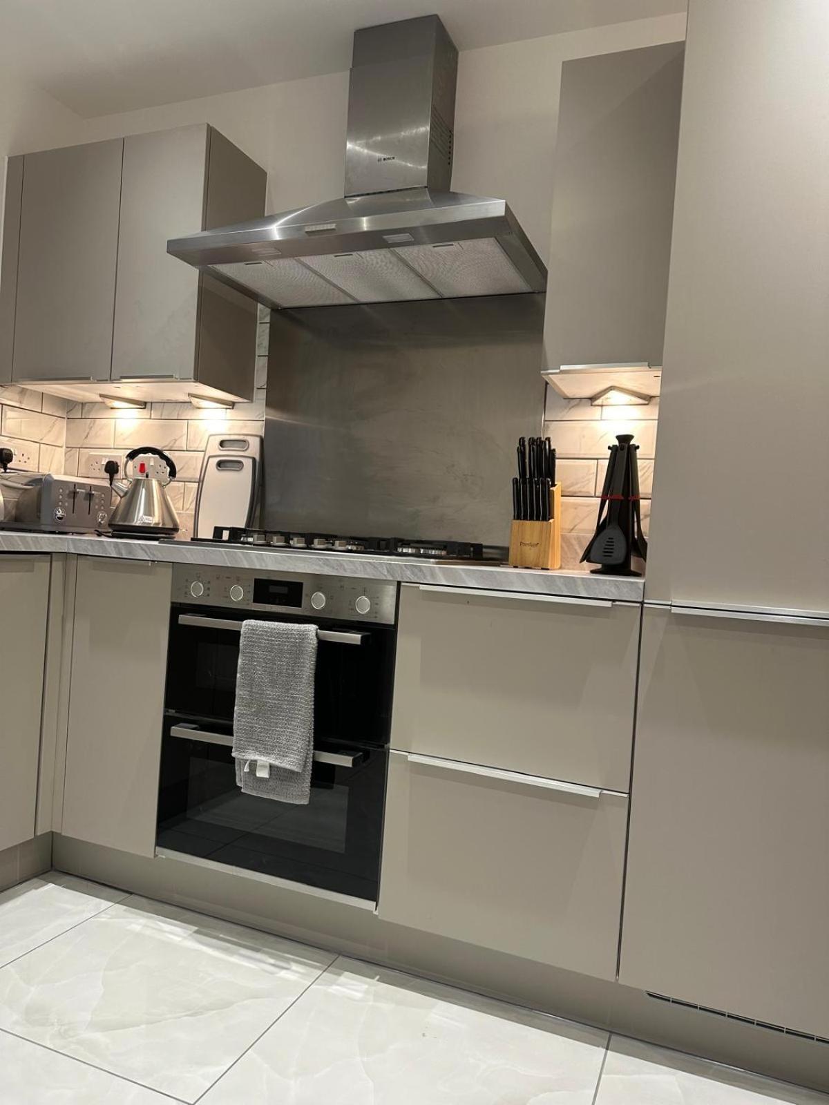 Lush King Ensuite In A Shared Home مانشستر المظهر الخارجي الصورة
